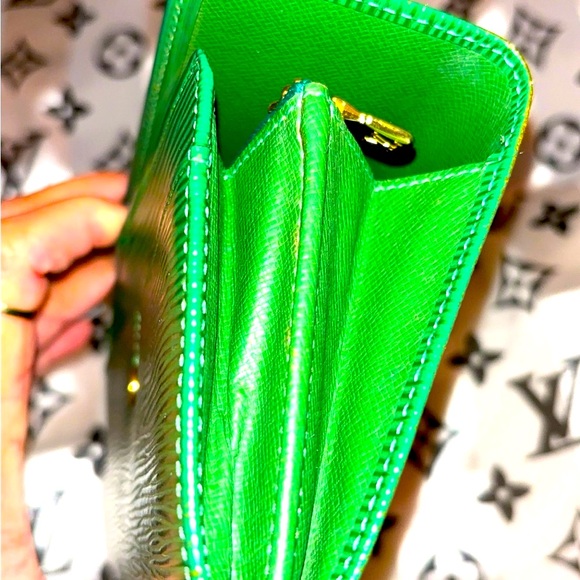 Authentic LV Green Epi Wallet. Serial Code: CA1926 - Picture 11 of 14